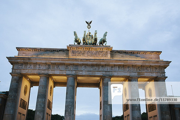 Deutschland  Berlin  beleuchtetes Brandenburger Tor am Abend