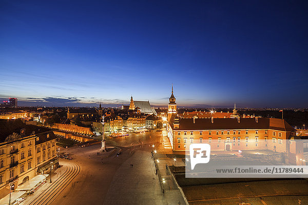Polen  Warschau  Altstadt mit Königsschloss und Platz bei Nacht