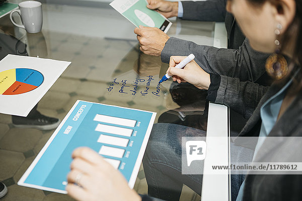 Kreative Geschäftsleute bei einem Meeting im Büro