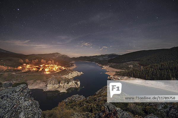 Spanien  Castilla y Leon  Palencia  Sternennacht über kleinem Dorf und See Camporredondo