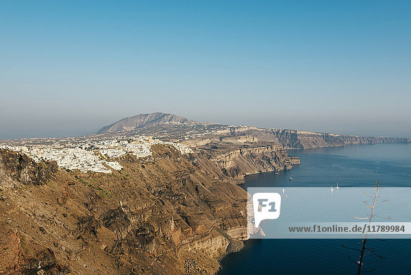 Griechenland  Santorini  das weiße Dorf Fira auf der Caldera-Seite