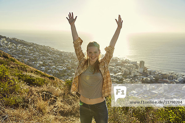 Südafrika  Kapstadt  Signal Hill  Porträt der glücklichen jungen Frau über der Stadt