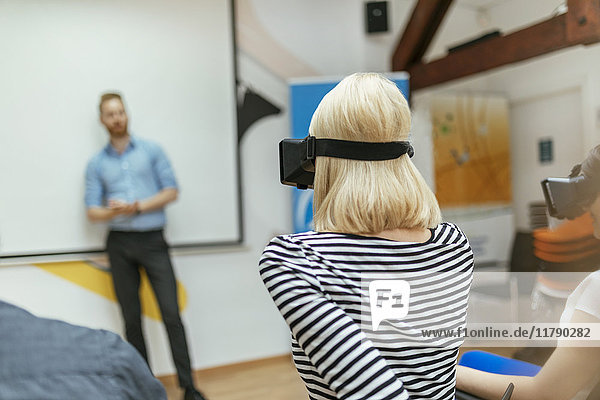 Geschäftsleute beim Ausprobieren von VR-Brillen