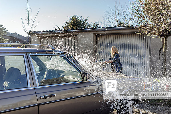 Frau wäscht ihr Auto