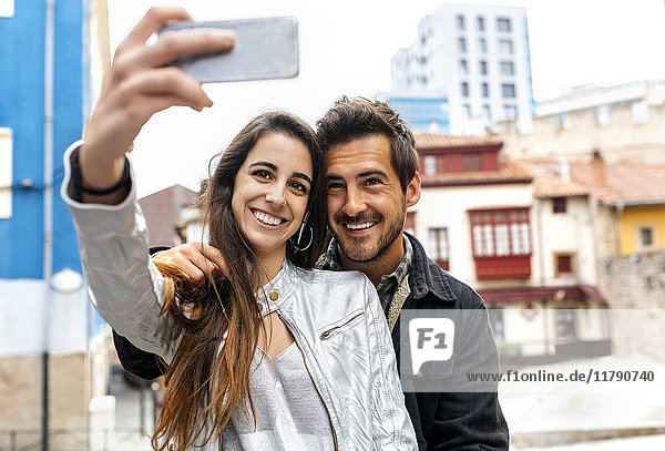 Lächelndes Paar  das einen Selfie in der Stadt nimmt.