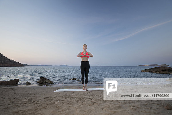 Griechenland  Kreta  Frau beim Yoga am Strand