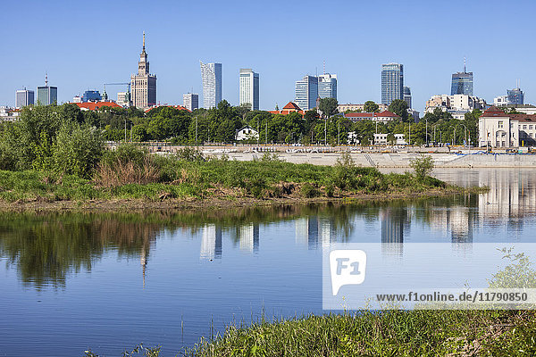 Polen  Warschau  Skyline des Stadtzentrums vom Weichselufer aus