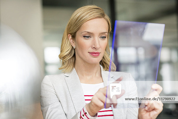 Geschäftsfrau mit futuristischem tragbarem Gerät