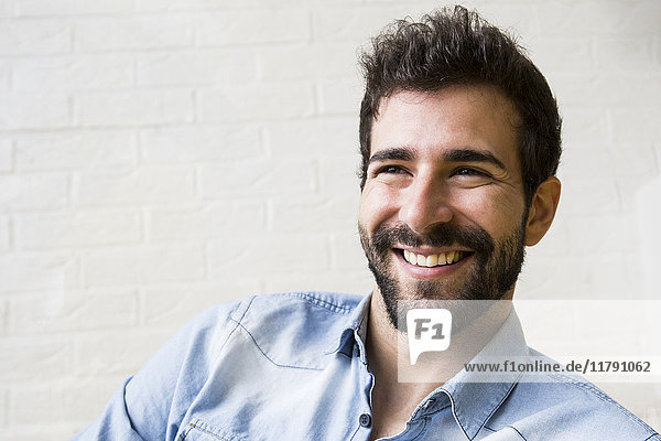 Portrait eines lachenden jungen Mannes mit Bart