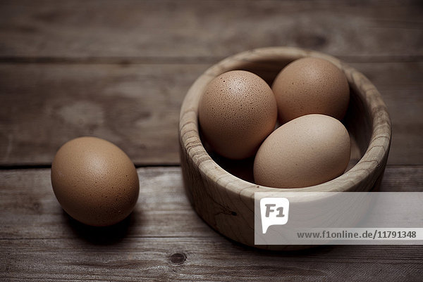 Bio-Braune Eier in einer Holzschale