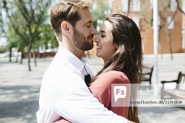 Ein glückliches Paar  das sich auf der Straße küsst und umarmt.