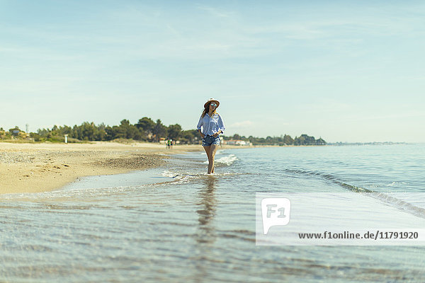 Frau beim Spaziergang am Meer