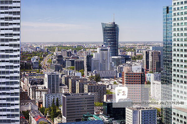 Polen  Warschau  Stadtzentrum  erhöhter Blick von der Innenstadt auf den Stadtteil Wola