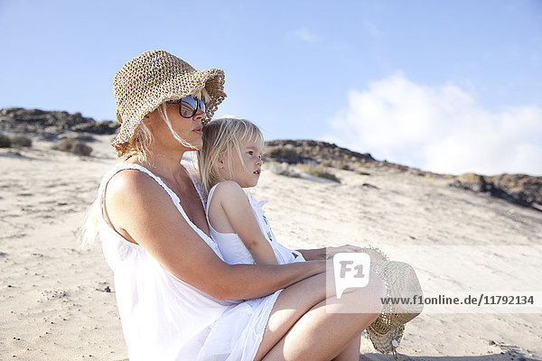 Spanien  Fuerteventura  Mutter mit Tochter am Strand