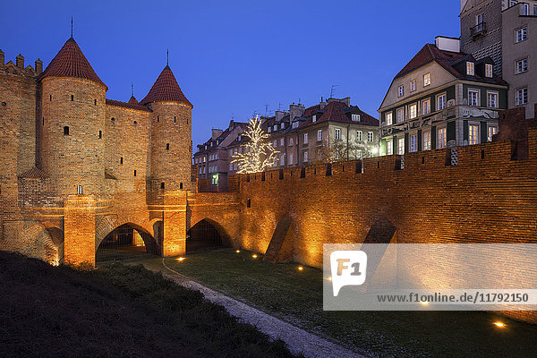 Polen  Warschau  Altstadt bei Nacht  beleuchtete Barbakane und Stadtmauer