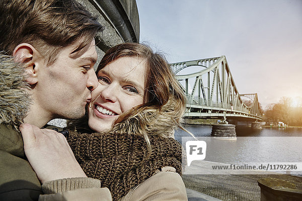 Deutschland,  Potsdam,  junges Paar beim Küssen an der Glienicker Brücke