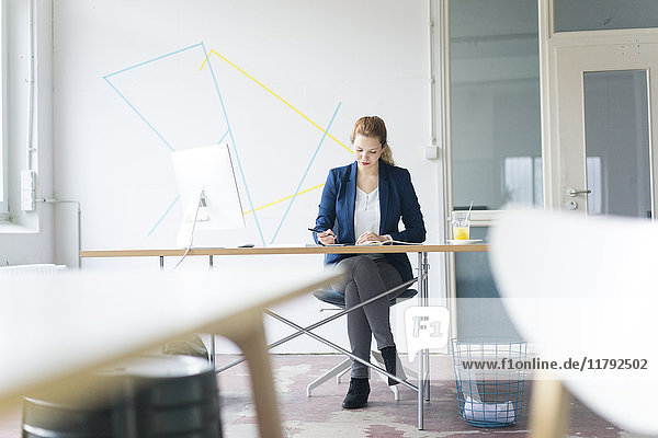 Geschäftsfrau am Schreibtisch in ihrem Büro