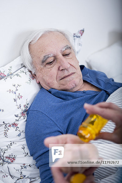 Ein kranker Mann bekommt Tabletten.
