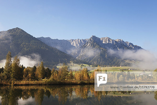 Österreich  Tirol  Walchsee im Herbst