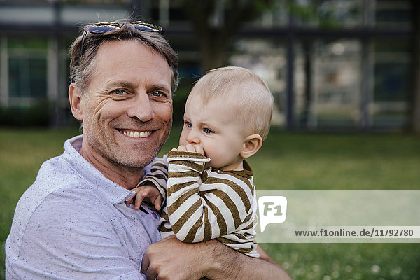 Porträt des glücklichen Vaters mit seinem kleinen Jungen