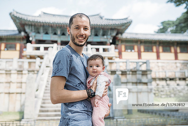 Südkorea  Gyeongju  Vater reist mit einem kleinen Mädchen in Bulguksa Temple