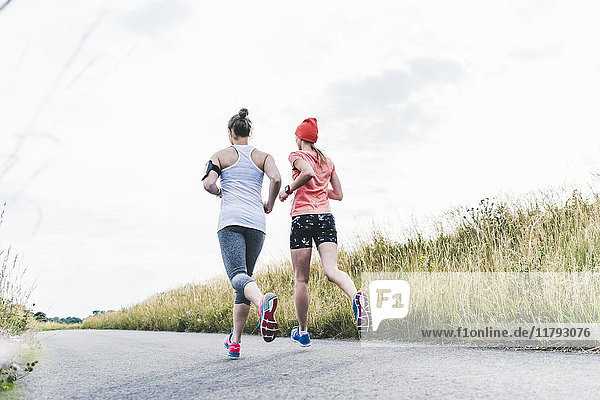 Zwei Frauen beim Laufen auf dem Land