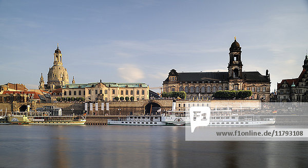 Deutschland  Sachsen  Dresden  Brühlsche Terrasse mit Frauenkirche und Sekundogenitur an der Elbe