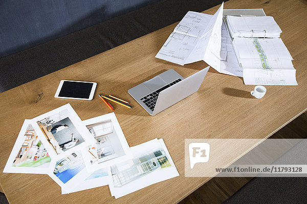 Schreibtisch mit Laptop  Tablett  Fotos und Blaupause