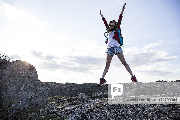 Spanien  Madrid  junge Frau beim Springen während eines Trekking-Tages