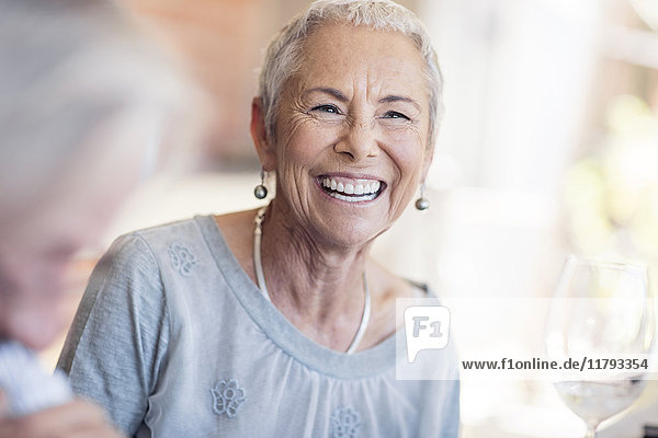 Porträt einer glücklichen Seniorin