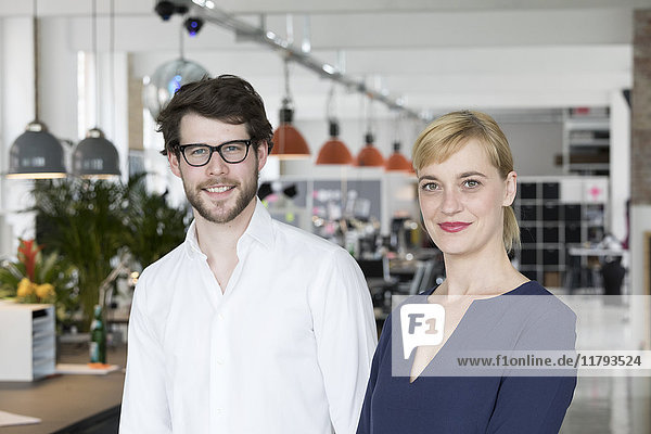 Junge Geschäftsleute in ihrem neuen Büro