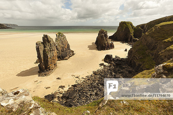 UK  Schottland  Isle of Lewis  Blick auf Sandstrand mit Felsen