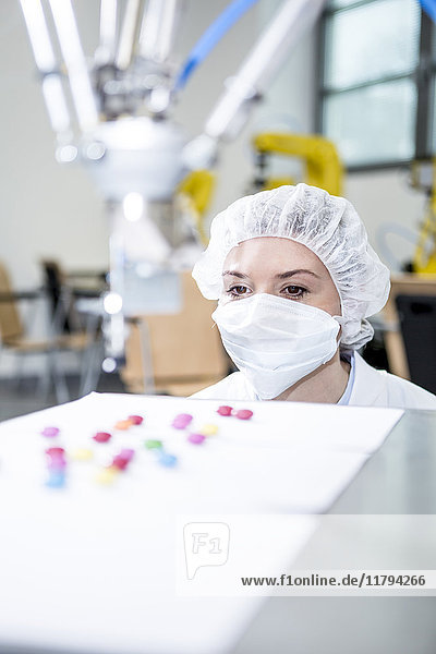 Frau beobachtet Roboter beim Umgang mit Süßigkeiten