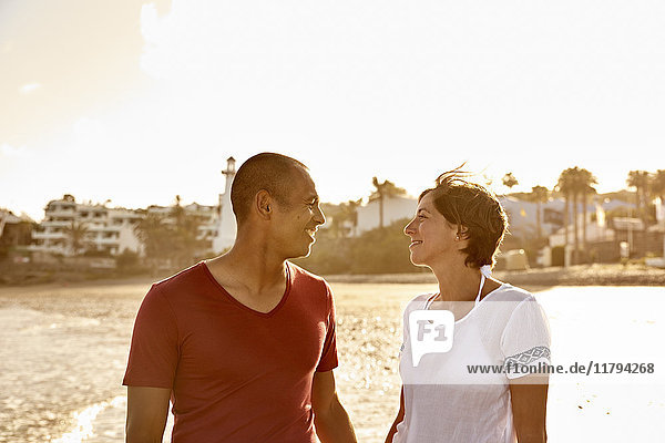 Spanien  Kanarische Inseln  Gran Canaria  verliebtes Paar von Angesicht zu Angesicht am Strand