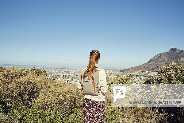 Südafrika  Kapstadt  Signal Hill  junge Frau mit Blick auf die Stadt