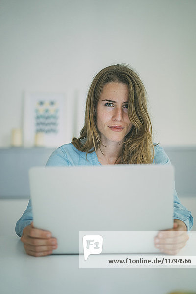 Portrait einer jungen Frau mit Laptop