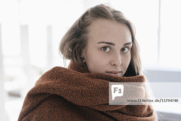 Porträt einer blonden jungen Frau mit Schal