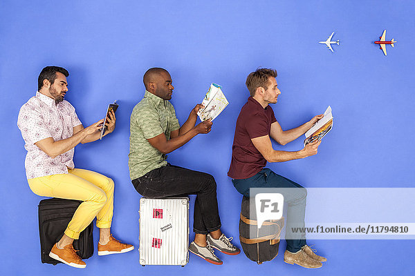 Passagiere in Flugzeugen lesen Zeitschriften