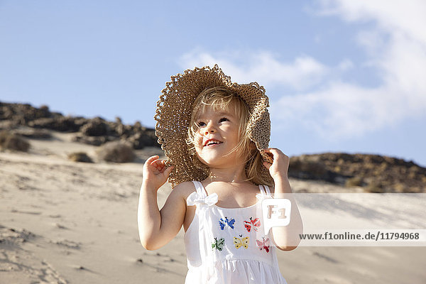 Spanien,  Fuerteventura,  glückliches Mädchen am Strand