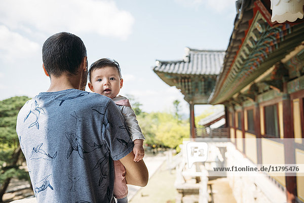 Südkorea  Gyeongju  Mann reist mit einem kleinen Mädchen in Bulguksa Temple