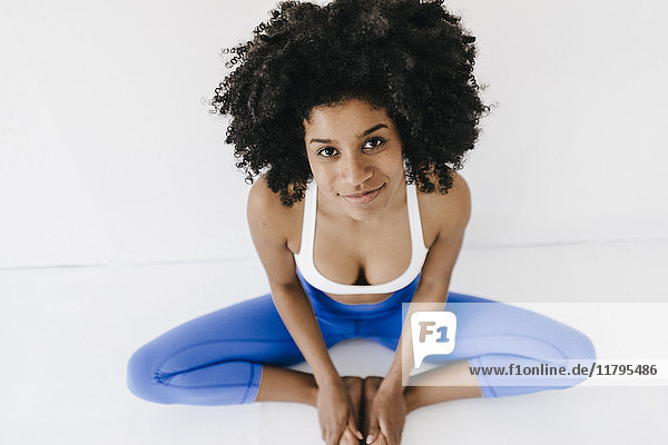Fitte junge Frau  die Yoga praktiziert