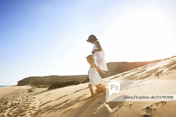 Spanien  Fuerteventura  Mutter läuft mit Tochter am Strand
