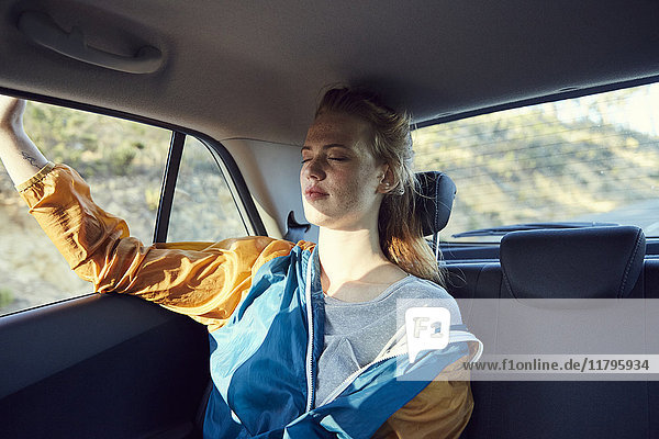 Junge Frau entspannt im Auto