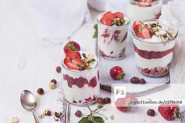 Joghurt mit Erdbeeren  Erdbeer-Chia-Marmelade  Haselnüssen und Pistazien