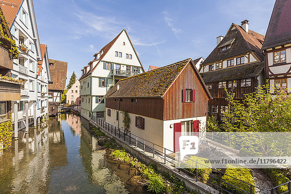 Deutschland  Ulm  Fischerviertel  historische Häuser am Fluss Blau