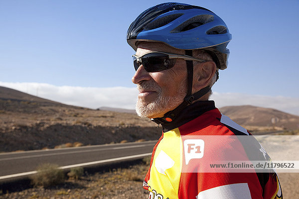 Spanien  Kanarische Inseln  Fuerteventura  selbstbewusster Senior im Radsport-Outfit