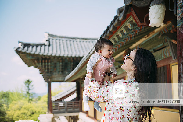 Südkorea  Gyeongju  Frau  die mit einem kleinen Mädchen im Bulguksa-Tempel reist.