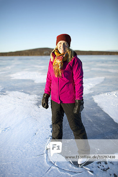 Frau auf zugefrorenem See