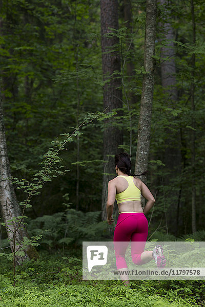 Junge Frau joggt im Wald
