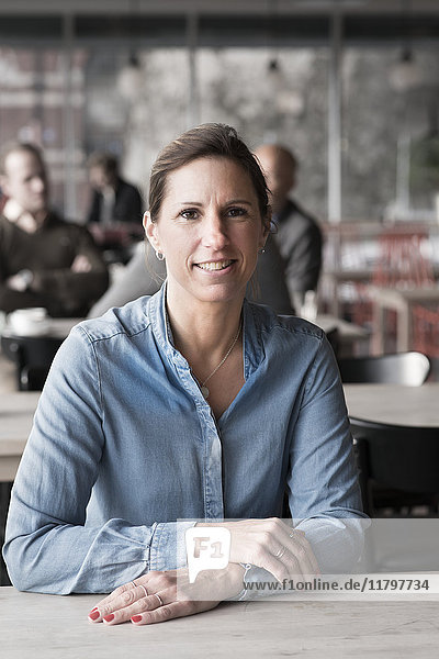 Porträt einer lächelnden Frau im Cafe